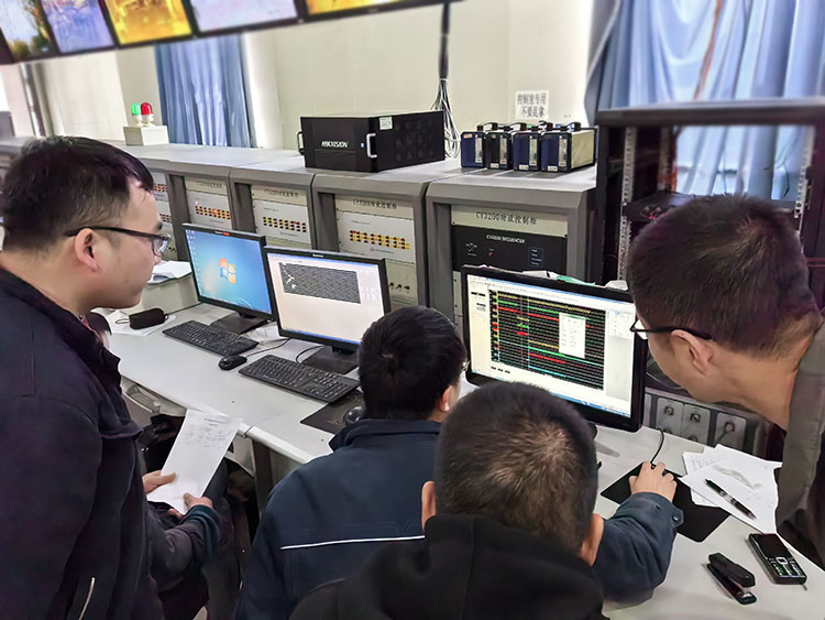 特大喜訊: 3月中旬，陳總帶領(lǐng)技術(shù)、銷售團隊，配合國內(nèi)開關(guān)50強企業(yè)的真空風(fēng)電開關(guān)，委托蘇州電器科學(xué)研究院一次性完成了：40.5kv真空斷路器滿容量開斷試驗！